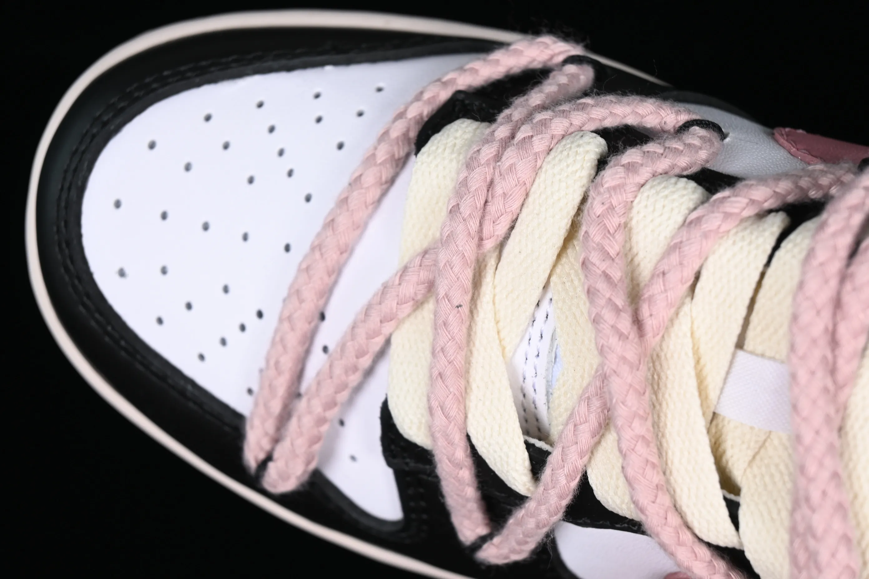 All Categories Nk SB Dunk Series Nk SB Dunk Low Low-top sneakers Nk Dunk Low Black Rose Thoughts Cloth patch Rope shoelaces Girls Sweet cool style SB strap low-top casual sneakers CW1590-100